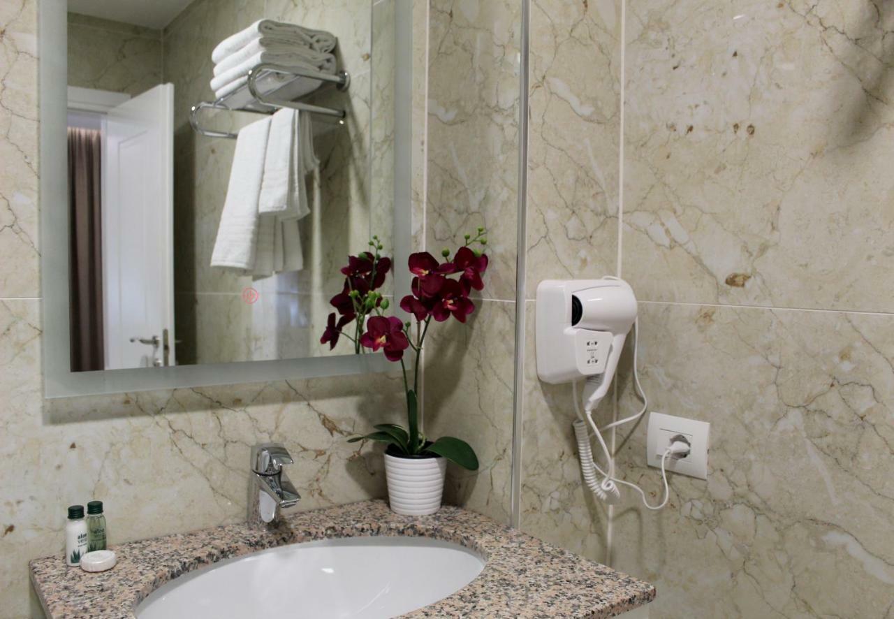 Ramel Hotel Tirana Esterno foto